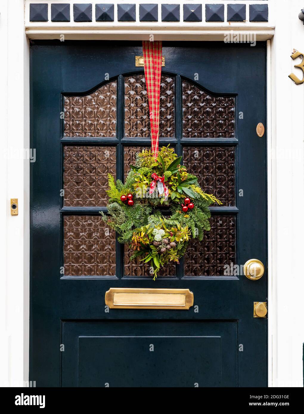 Weihnachtskranz Am Eingang Vintage Tur Draussen Veranda Eingangstur Dekoriert Mit Festlichen Weihnachtskranz Dekor Weihnachtliche Aussenfassade Stockfotografie Alamy
