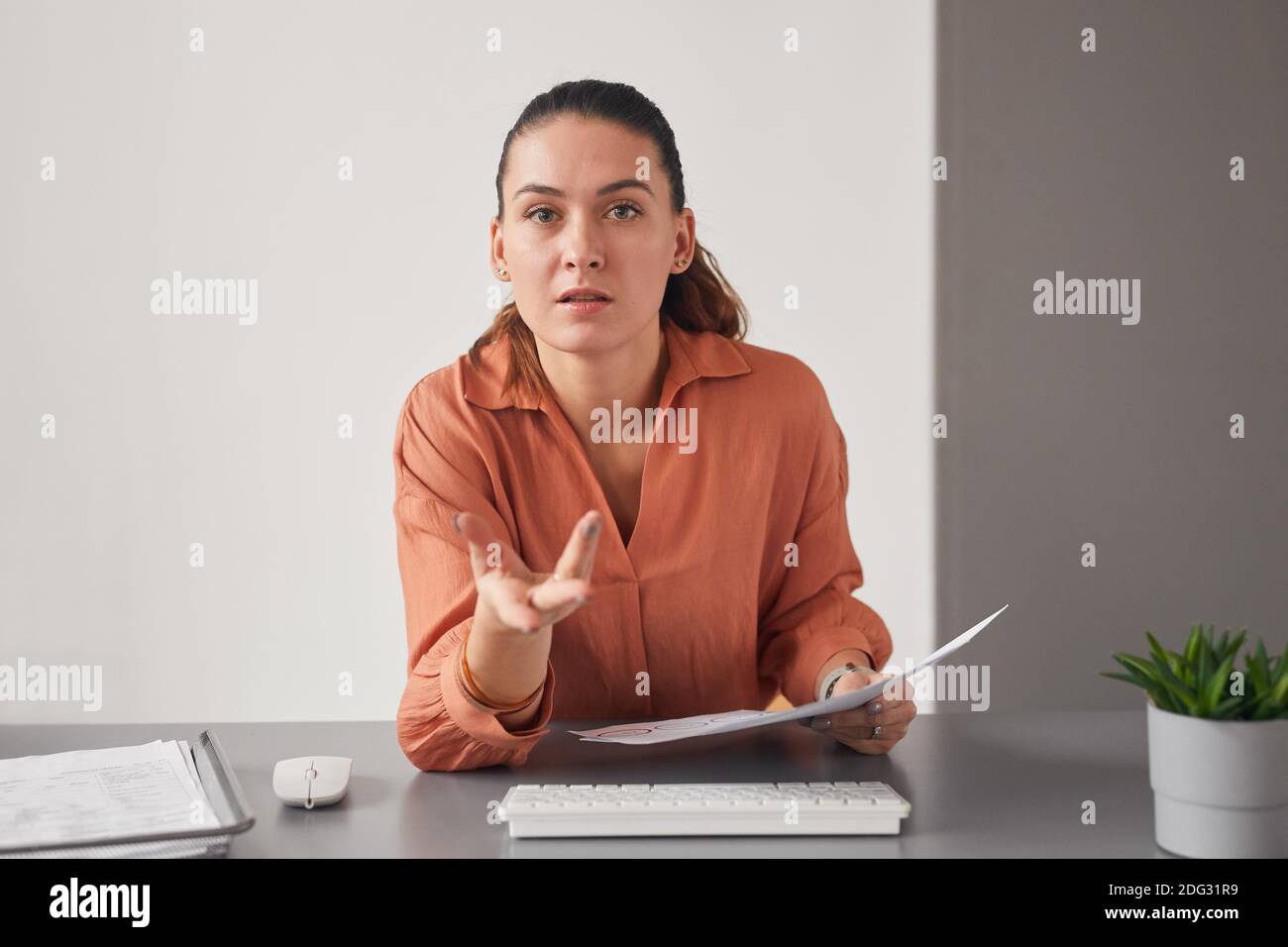 POV der weiblichen Führungskraft im Gespräch mit dem Kandidaten über den Tisch während des Vorstellungsgesprächs, Platz kopieren Stockfoto