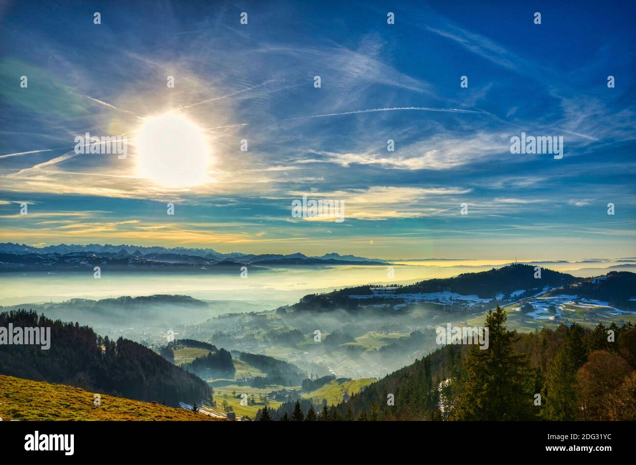 Sonnenuntergang über dem Nebelmeer mit Blick auf den Berg bachtel und die Stadt zürich Foto von Alp Scheidegg, Zürich Oberland Schweiz Stockfoto