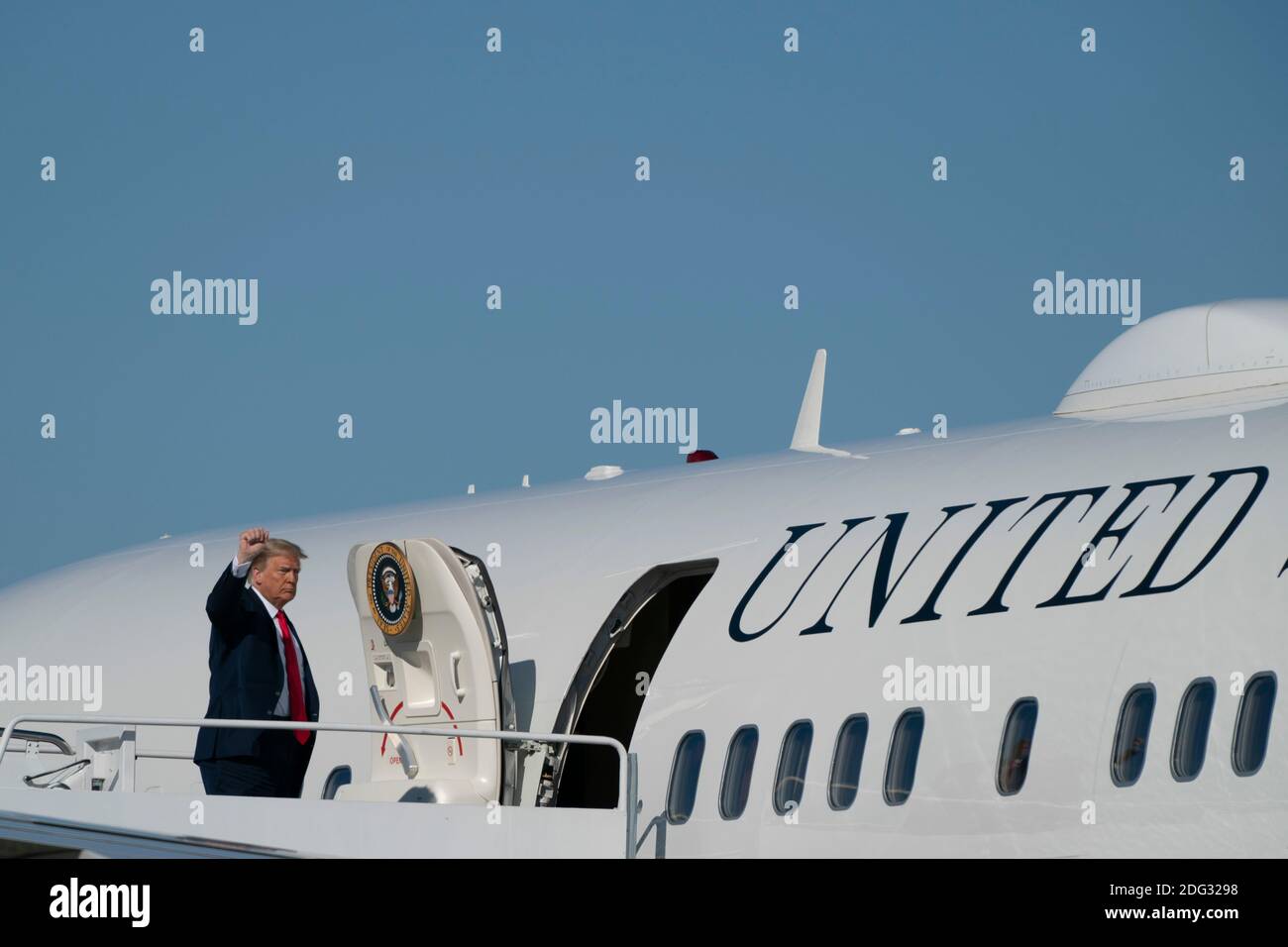 US-Präsident Donald Trump tritt am Samstag, den 17. Oktober 2020, bei der Joint Base Andrews in Maryland, USA, in die Air Force One ein. Trump wird voraussichtlich in den nächsten Tagen mehrere Wahlkampfstopps an der Westküste machen und sich über Nacht in Las Vegas, Nevada, ausruhen. Quelle: Alex Edelman/The Photo Access Stockfoto