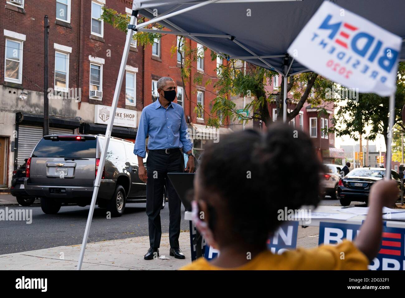 Der ehemalige US-Präsident Barack Obama spricht am 21. Oktober 2020 bei einem Wähler-Aktivierungszentrum (VAC) in Philadelphia, Pennsylvania, mit Freiwilligen. - der ehemalige US-Präsident Barack Obama hat heute den Wahlkampf für Joe Biden angestoßen, um die Unterstützung für seinen ehemaligen Vizepräsidenten bei jungen Amerikanern und schwarzen Wählern in der letzten Etappe des Weißen Hauses zu gewinnen. Quelle: Alex Edelman/The Photo Access Stockfoto