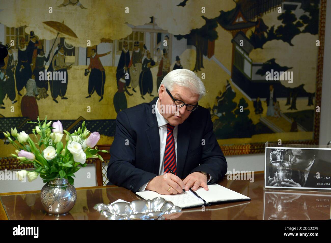 Steinmeier unterzeichnet Kondolenzbuch zum Gedenken an die portugiesische EusÃ©bio. Stockfoto