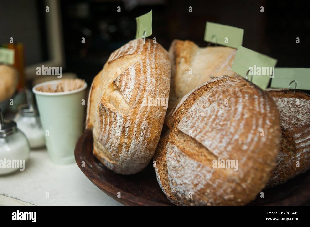 Frisch gebackenes tschechisches Brot auf einem Regal der Café-Bar Stockfoto