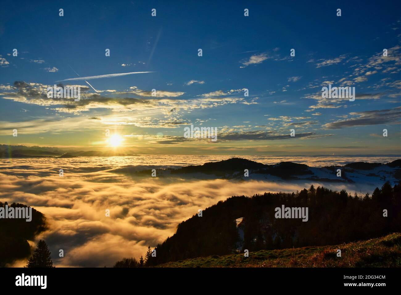 Sonnenuntergang über dem Nebelmeer mit Blick auf den Berg bachtel und die Stadt zürich Foto von Alp Scheidegg, Zürich Oberland Schweiz Stockfoto