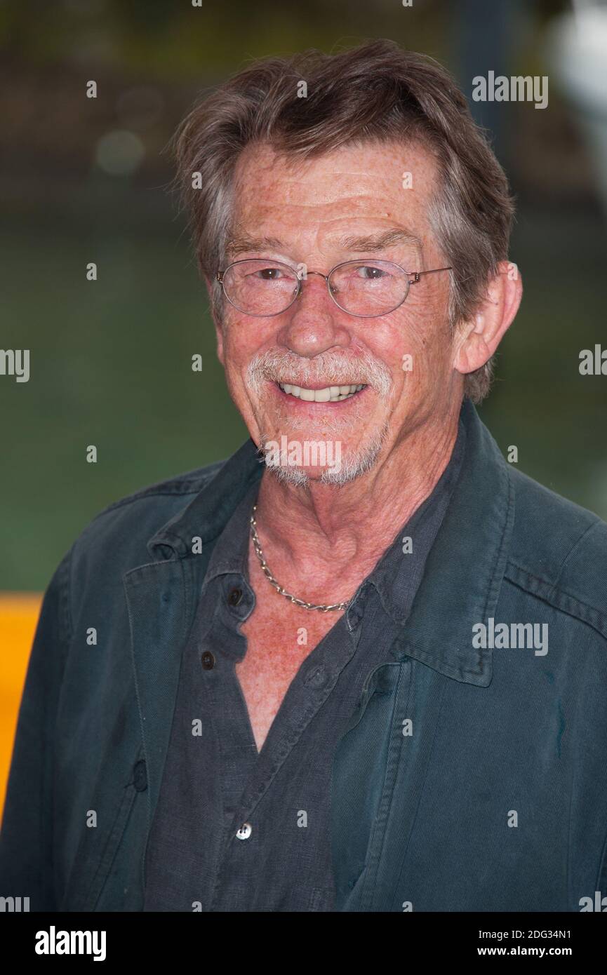 File photo - John Hurt beim Besuch des 'Tinker, Tailor, Soldier, Spy' Photocall während des 68. Internationalen Filmfestivals von Venedig im Palazzo del Casino am 5. September 2011 in Venedig, Italien. Der erfahrene Schauspieler Sir John Hurt ist im Alter von 77 Jahren gestorben, sagte sein Agent. Der BAFTA-Gewinner, bekannt für seine Rollen in Alien und der Elefantenmensch, arbeitete weiter, obwohl 2015 Bauchspeicheldrüsenkrebs diagnostiziert wurde. Vor kurzem spielte er als Pater Richard McSorley in Jackie, dem Biopic von Präsident John F. Kennedys Frau. Foto von Nicolas Genin/ABACAPRESS.COM Stockfoto