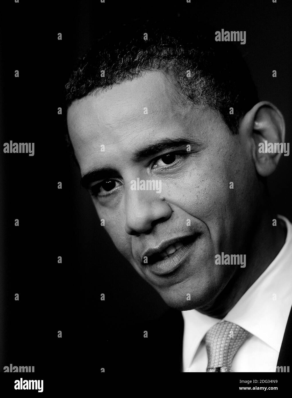 US-Präsident Barack Obama spricht während einer Pressekonferenz im Brady Briefing Room des Weißen Hauses in Washington, DC, USA am 22. Juni 2009. Obama sagte, dass eine bahnbrechende Gesetzgebung vor dem Kongress, die auf saubere Energie drängt, es dem Land ermöglichen wird, die Weltwirtschaftsmacht des 21. Jahrhunderts an der Spitze zu stehen. Er stellte fest, dass das Repräsentantenhaus die "historischen" Rechtsvorschriften, die die Art und Weise, wie die Vereinigten Staaten Energie produzierten und verwendeten, verändern werden, voranschreitet und sagte, dass dies "endlich eine saubere Energiewende auslösen" würde, um die Abhängigkeit von ausländischem Öl zu verringern und die CO2-Verschmutzung zu bekämpfen. Foto von Olivier Doul Stockfoto