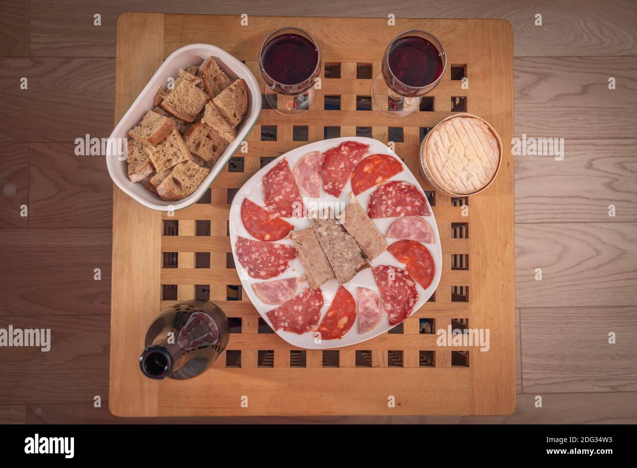 Paris, Frankreich - 12 28 2019: Tischset für die Veröffentlichung von Beaujolais Nouveau Stockfoto