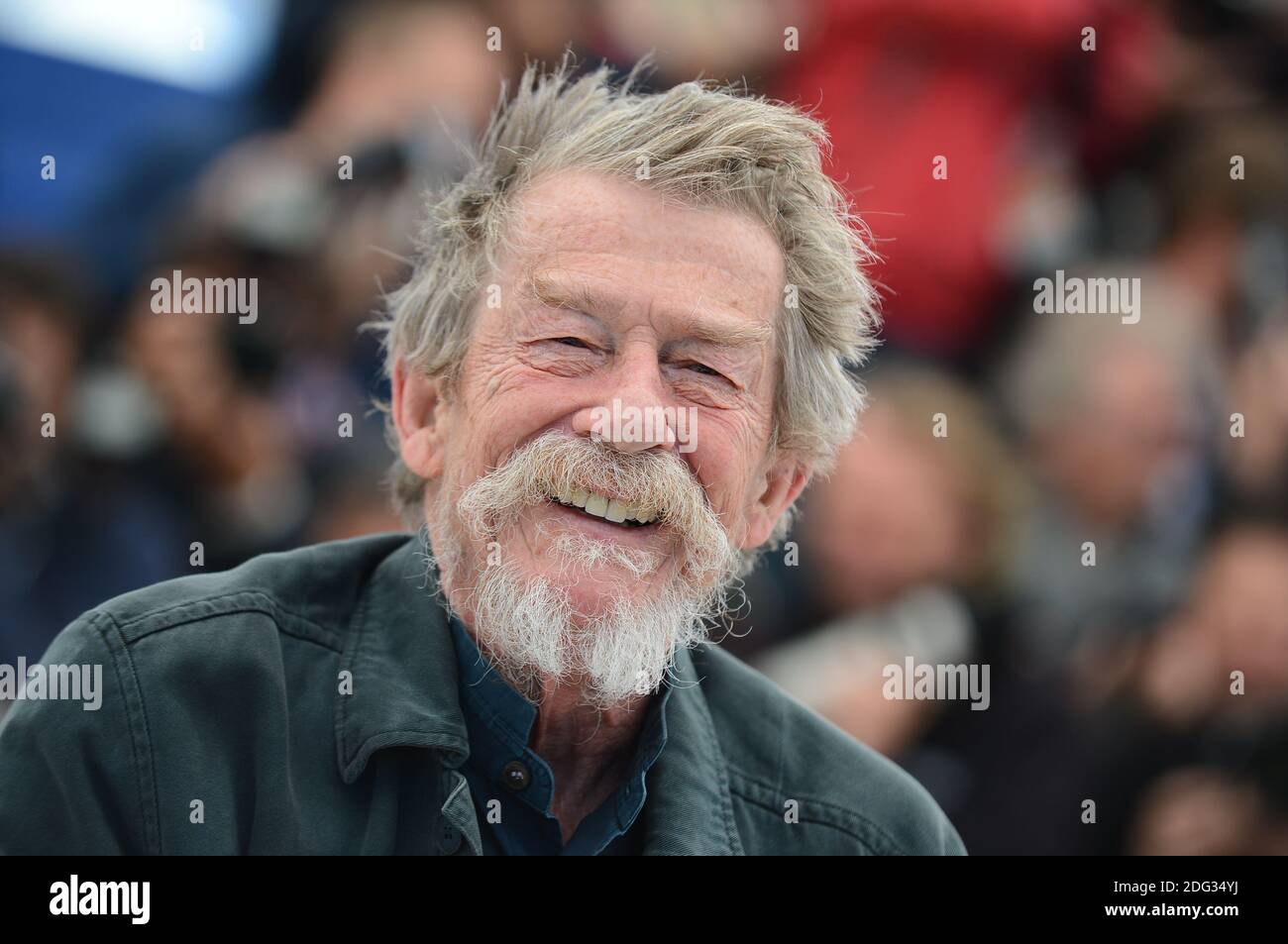 Datei Foto - John Hurt posiert bei der Fotoschau für den Film Only Lovers Left Alive im Palais des Festivals, im Rahmen der 66. Filmfestspiele von Cannes in Cannes, Frankreich am 25. Mai 2013. Der erfahrene Schauspieler Sir John Hurt ist im Alter von 77 Jahren gestorben, sagte sein Agent. Der BAFTA-Gewinner, bekannt für seine Rollen in Alien und der Elefantenmensch, arbeitete weiter, obwohl 2015 Bauchspeicheldrüsenkrebs diagnostiziert wurde. Vor kurzem spielte er als Pater Richard McSorley in Jackie, dem Biopic von Präsident John F. Kennedys Frau. Foto von Nicolas Briquet/ABACAPRESS.COM Stockfoto Datei Foto - John Hurt posiert bei der Fotoschau für den Film Only Lovers Left Alive im Palais des Festivals, im Rahmen der 66. Filmfestspiele von Cannes in Cannes, Frankreich am 25. Mai 2013. Der erfahrene Schauspieler Sir John Hurt ist im Alter von 77 Jahren gestorben, sagte sein Agent. Der BAFTA-Gewinner, bekannt für seine Rollen in Alien und der Elefantenmensch, arbeitete weiter, obwohl 2015 Bauchspeicheldrüsenkrebs diagnostiziert wurde. Vor kurzem spielte er als Pater Richard McSorley in Jackie, dem Biopic von Präsident John F. Kennedys Frau. Foto von Nicolas Briquet/ABACAPRESS.COM Stockfoto