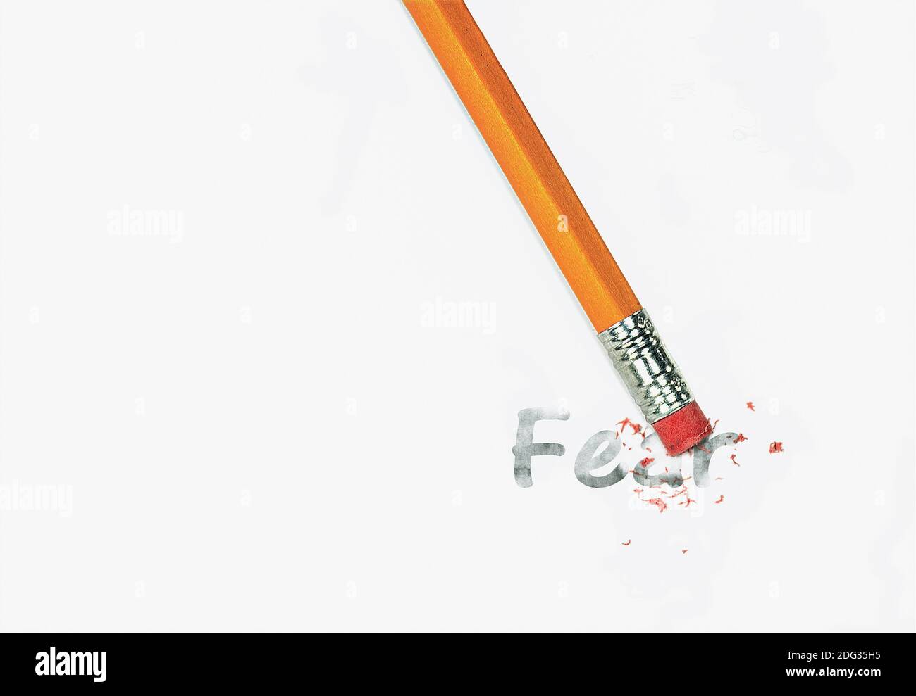 Nahaufnahme des gelben Bleistifts, der den Text der Angst auf Weiß löscht Papier mit Radiergummi-Krümel Stockfoto