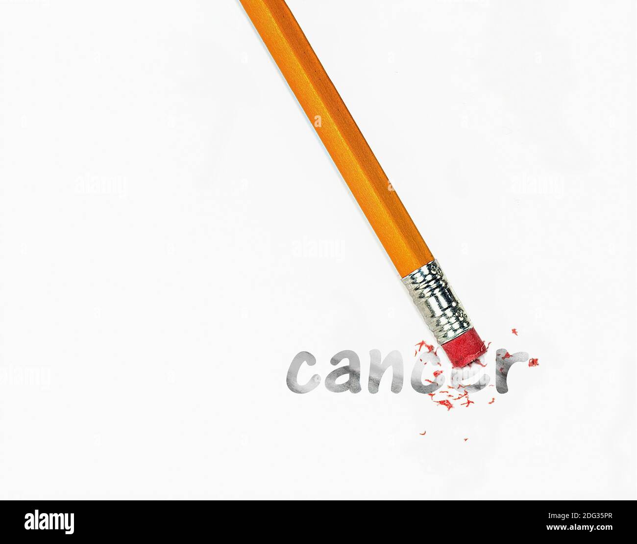 Nahaufnahme des hölzernen gelben Bleistifts, der Krebs löscht Text auf Whitepaper Stockfoto