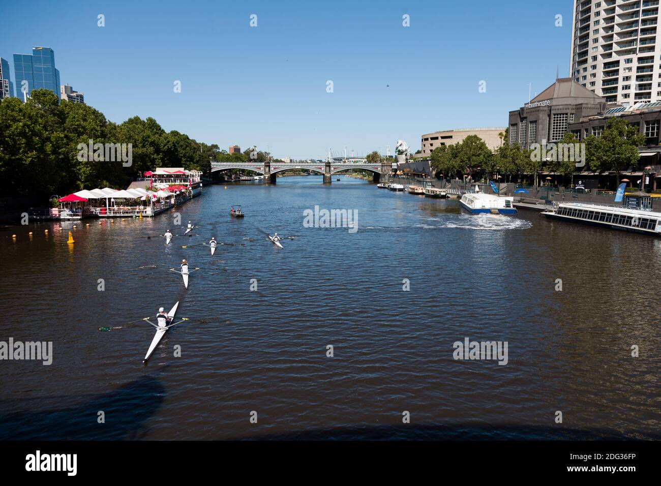 Melbourne, Australien, 4. Dezember 2020. Ruderer werden auf der Yarra während des 35. Tages von null COVID-19 Fällen in Victoria, Australien gesehen. Der Schul- und Gemeinschafts-Sport steigt an, und wenn sich das Wetter verbessert, wagen sich mehr Menschen aus und über diese großartige Stadt zu genießen. Premier Daniel Andrews wird immer mehr unter Druck gesetzt, sein Versprechen einzuhalten, alle verbleibenden Beschränkungen aufzuheben. Kredit: Dave Hewison/Alamy Live Nachrichten Stockfoto