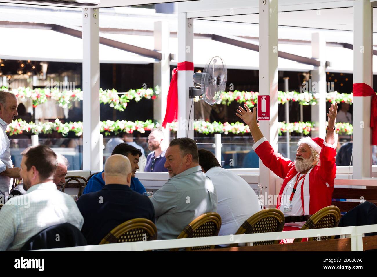 Melbourne, Australien, 4. Dezember 2020. Santa Clause wird am 35. Tag der Zero COVID-19 Fälle in Victoria, Australien, beim Mittagessen an den Yarra Banks gesehen. Der Schul- und Gemeinschafts-Sport steigt an, und wenn sich das Wetter verbessert, wagen sich mehr Menschen aus und über diese großartige Stadt zu genießen. Premier Daniel Andrews wird immer mehr unter Druck gesetzt, sein Versprechen einzuhalten, alle verbleibenden Beschränkungen aufzuheben. Kredit: Dave Hewison/Alamy Live Nachrichten Stockfoto