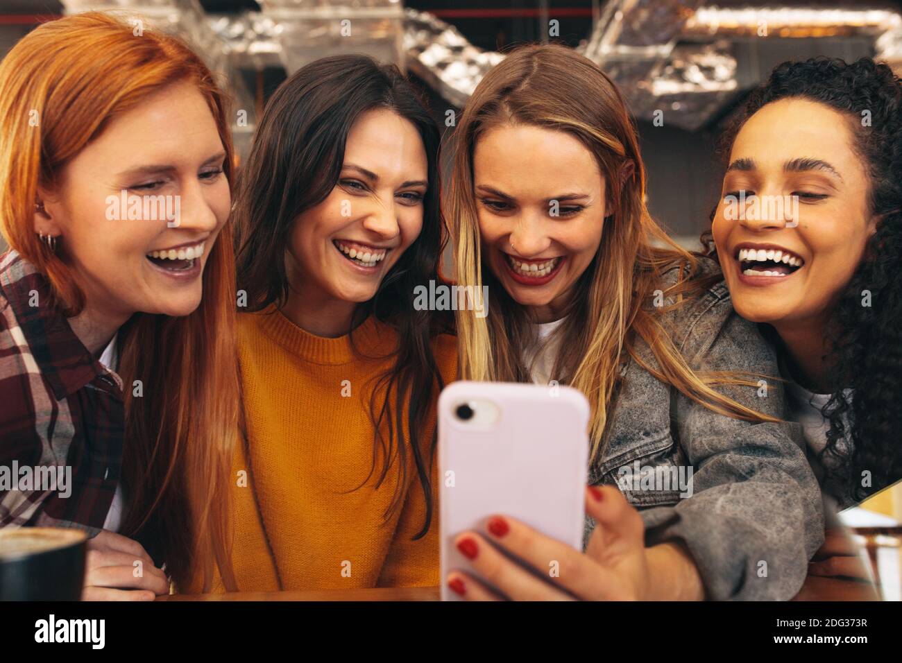 Gruppe von Frauen, die Selfie im Café machen. Weibliche Freunde, die Selfie mit dem Smartphone machen. Stockfoto