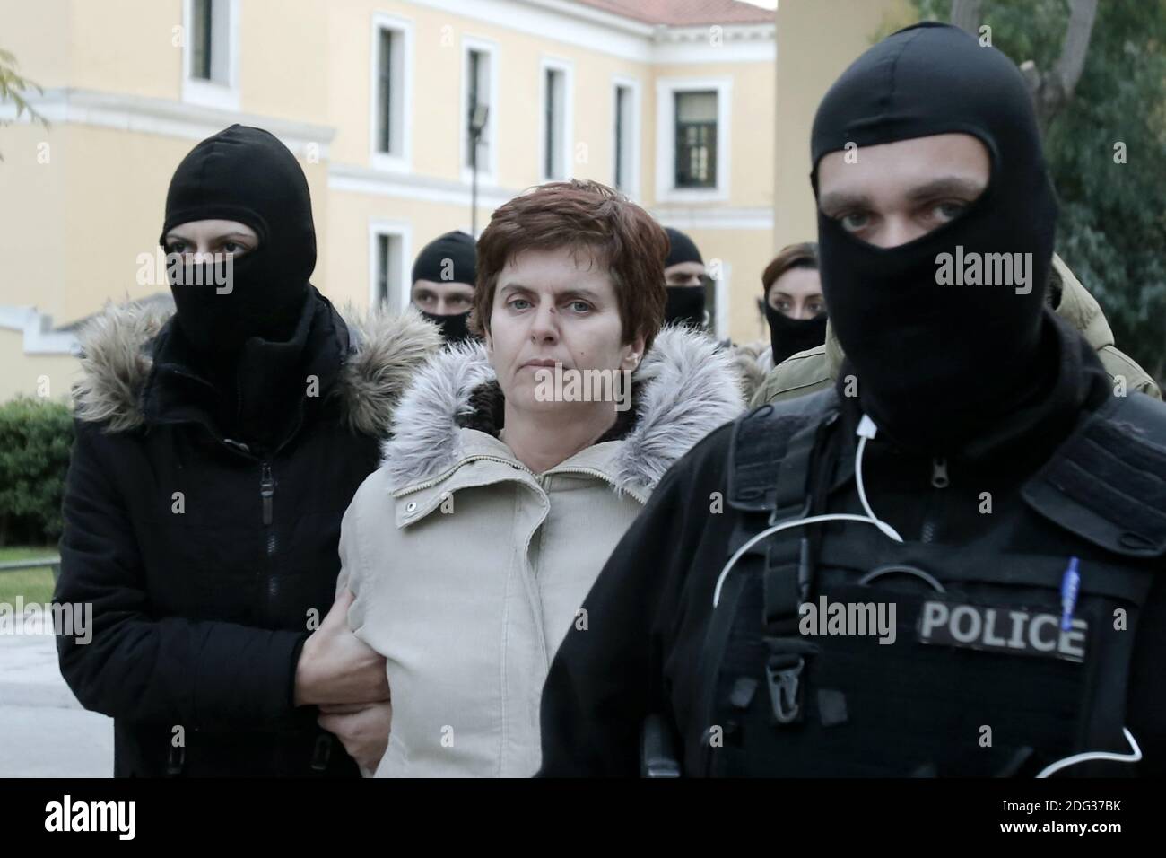 Paula Roupa (C) wird am Freitag, den 6. Januar 2017, von Anti-Terror-Polizisten begleitet, die aus den Büros der Staatsanwälte in einem Gericht in Athen kommen. Die 48-jährige Frau, Mitglied der Terrorgruppe Revolutionary Struggle, wurde am Donnerstag, dem 5. Januar, verhaftet und steht seit über zwei Jahren auf der Fahndungsliste der Hellenischen Polizei. Foto von Panayotis Tzamaros/ABACAPRESS.COM 06/01/2017-ATHEN Stockfoto