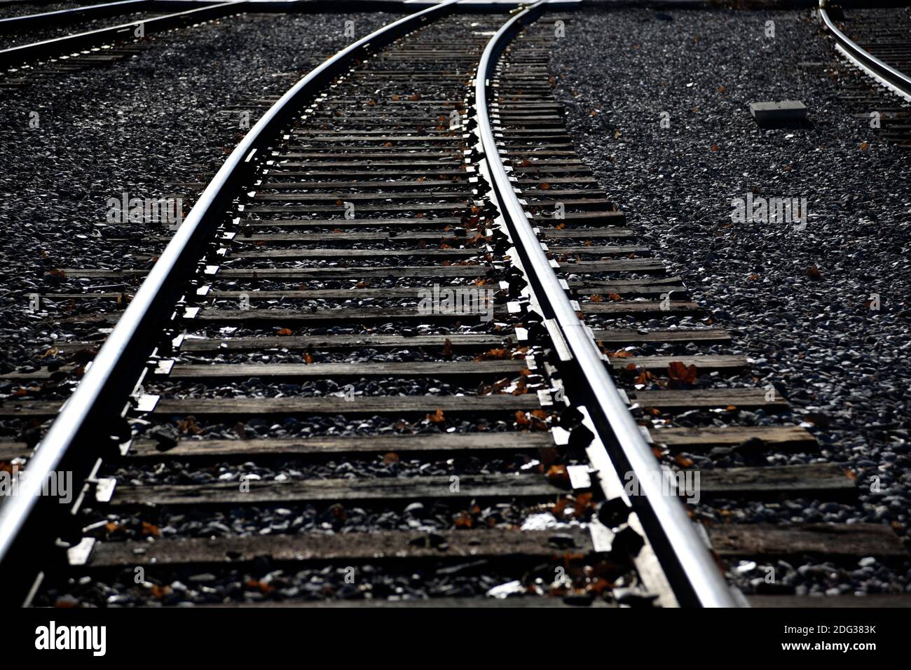 Eisenbahnschienen führen in und aus dem Bahnhof Depot in Santa Fe, New Mexico. Stockfoto