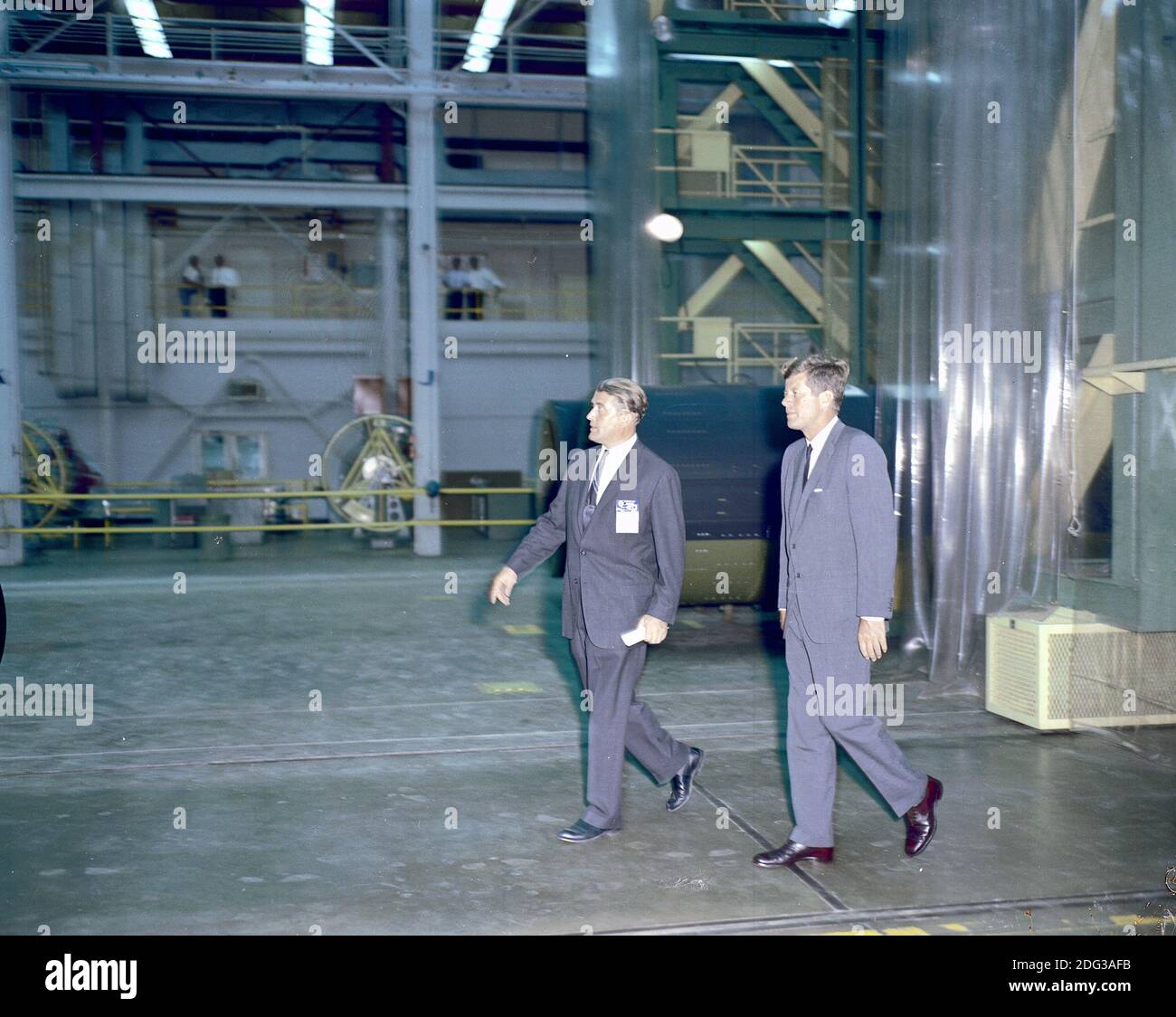 US-Präsident John F. Kennedy besuchte am 11. September 1962 das Marshall Space Flight Center (MSFC) in Huntsville, Alabama, USA. Hier besichtigen Präsident Kennedy und Dr. Wernher von Braun, MSFC-Direktor, eines der Labors. Foto von NASA via CNP Stockfoto