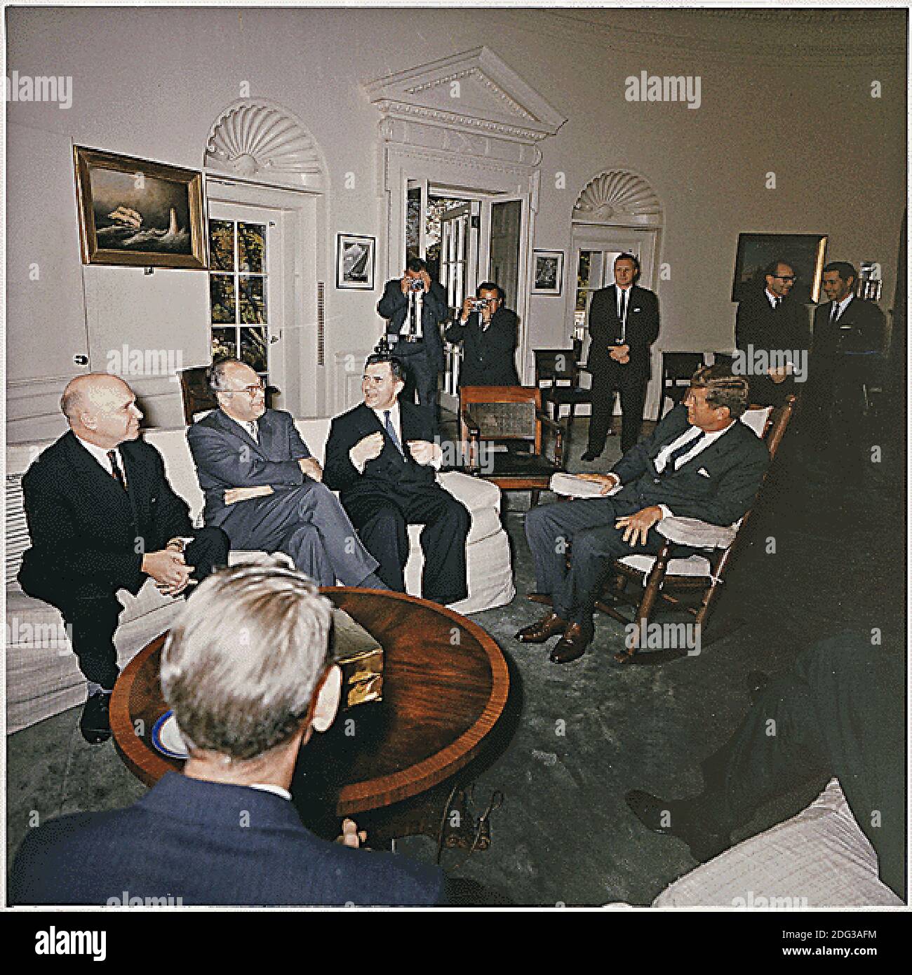 Washington, DC -- US-Präsident John F. Kennedy trifft sich mit sowjetischen Beamten im Oval Office des Weißen Hauses in Washington, DC, USA, am 18. Oktober 1962. Von links nach rechts: Stellvertretender sowjetischer Minister Vladimir S. Sejemenov, Botschafter der UdSSR Anatoli F. Dobrynin, sowjetischer Außenminister Andrei Gromyko, Präsident Kennedy, Fotografen, Helfer. Foto von Robert Knudsen / Weißes Haus via CNP Stockfoto