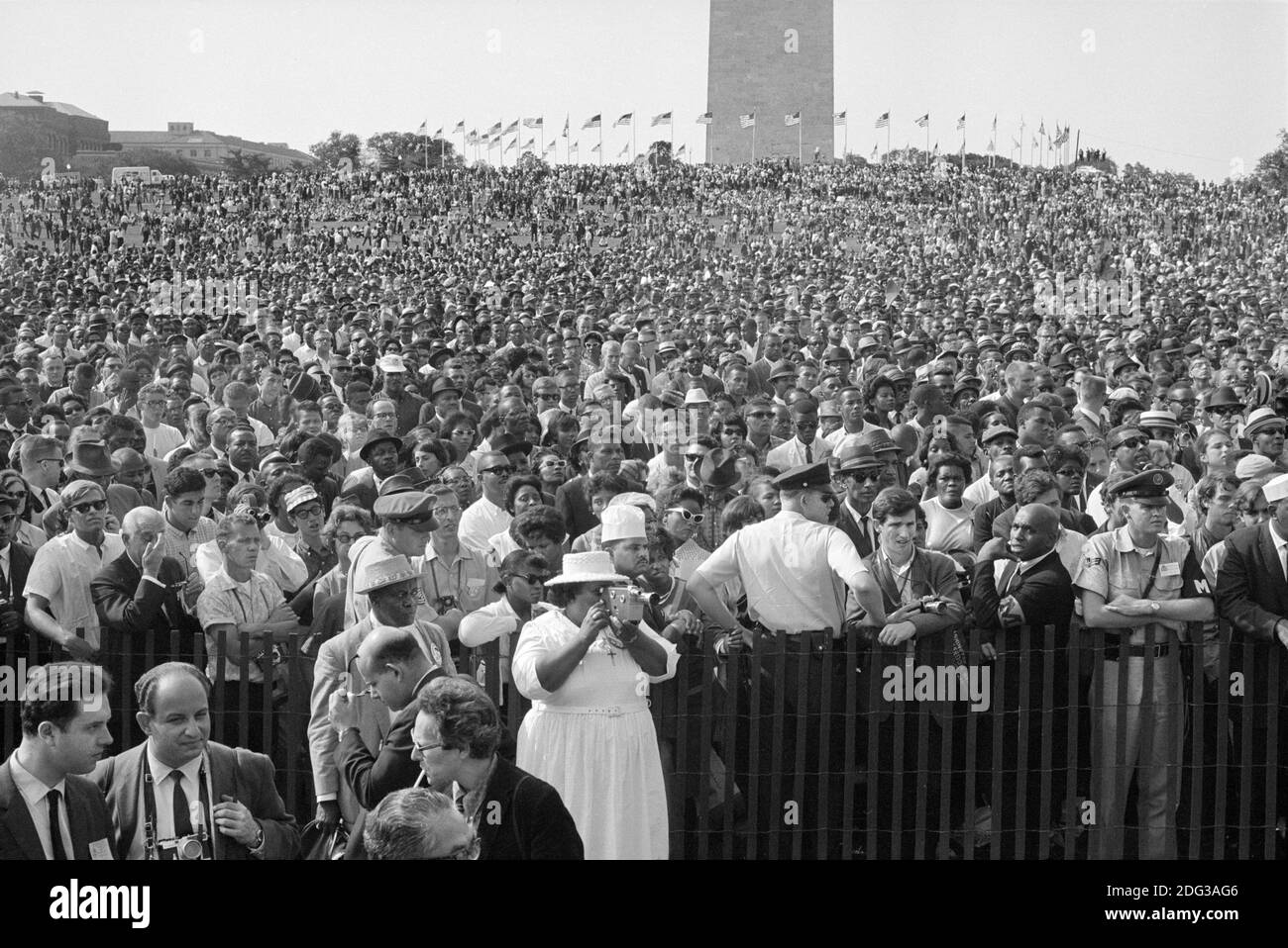 Publikum beim Marsch auf Washington für Jobs und Freiheit, Washington Monument im Hintergrund, Washington, D.C., USA, Foto von Warren K. Leffler, 28. August 1963 Stockfoto