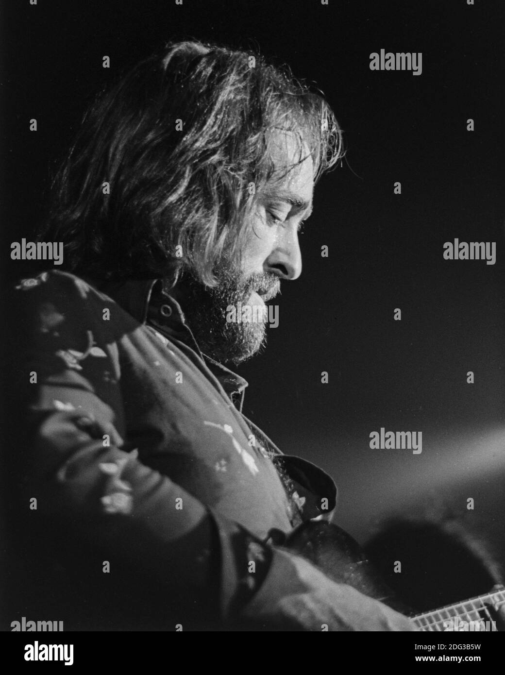 Der Musiker Dave Mason tritt am 26. Dezember 1973 in der Armory Akron, Ohio, auf. Stockfoto