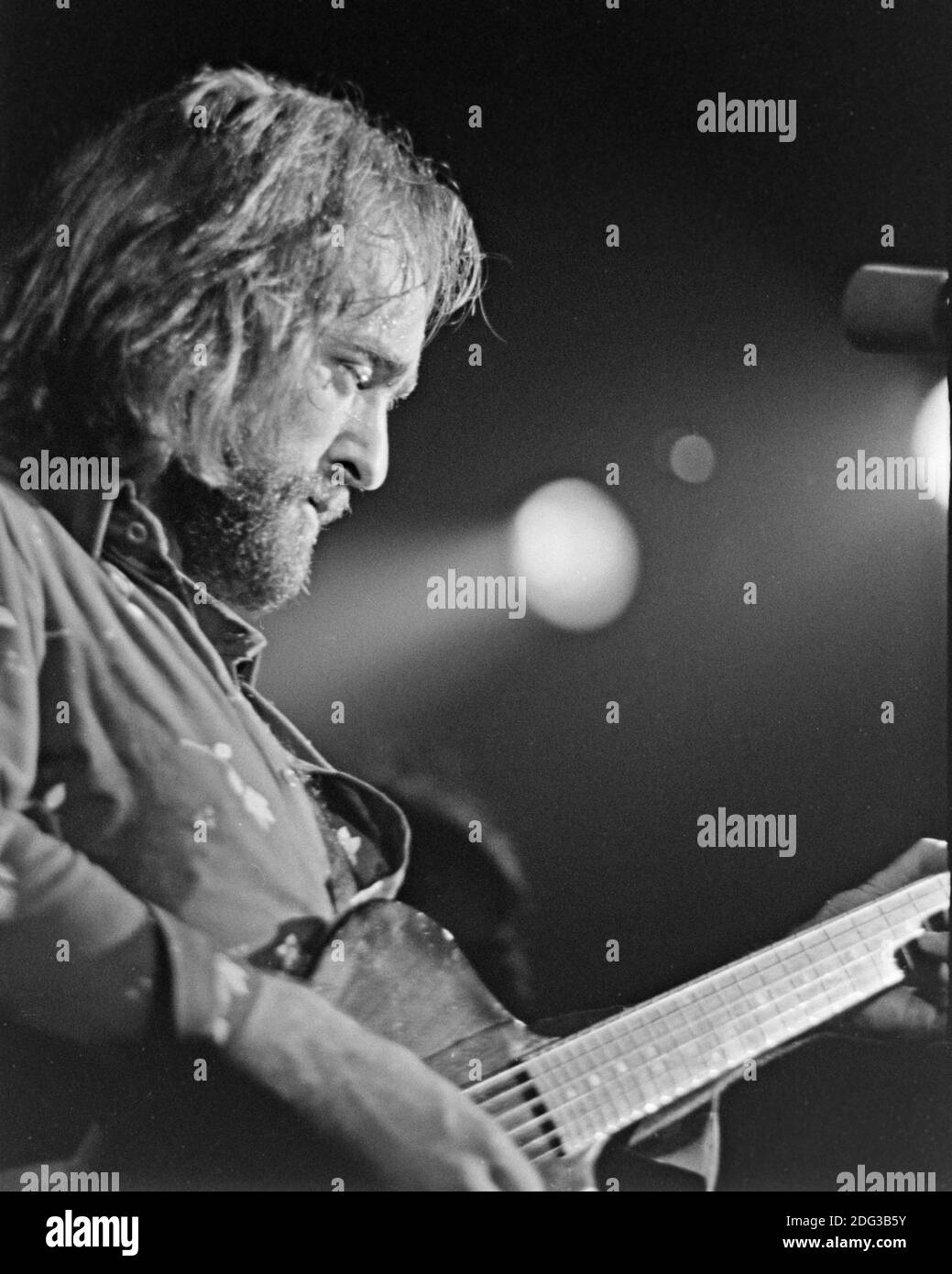 Der Musiker Dave Mason tritt am 26. Dezember 1973 in der Armory Akron, Ohio, auf. Stockfoto