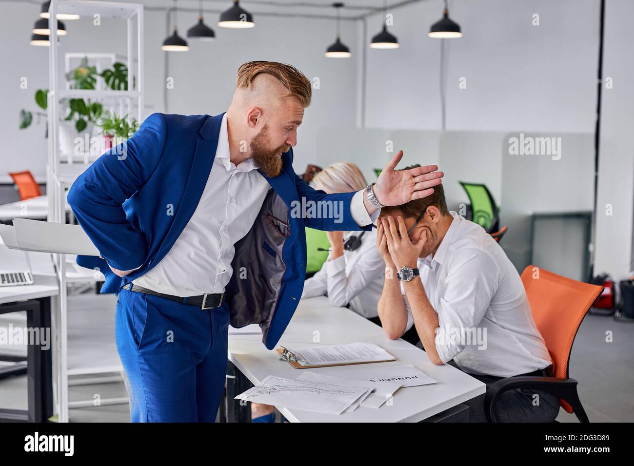 Arroganter Direktor des Unternehmens schimpft Mann für schlechte Arbeit,  gehen, um ihn von der Arbeit zu feuern. Im Büro, bärtige Direktor zeigt auf  die Tür, Mitarbeiter ist weinen Stockfotografie - Alamy