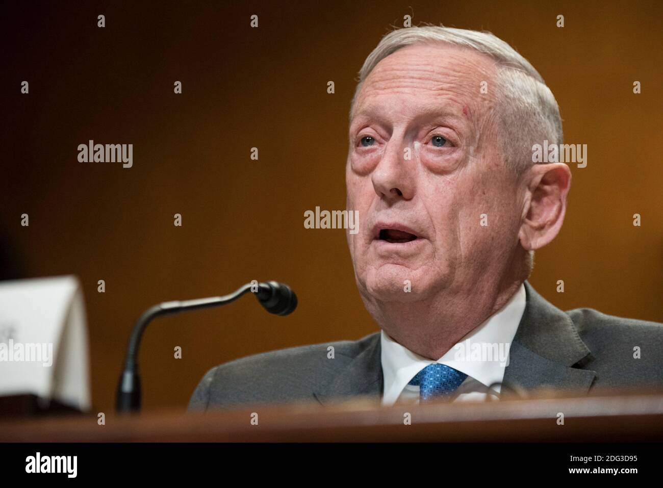 US-Verteidigungsminister James Mattis bezeugt während einer Anhörung des Haushaltsausschusses des Senats am 9. Mai 2018 im Capitol Hill in Washington, DC. Verteidigungsminister James N. Mattis bezeugt während einer Anhörung des Senats-Haushaltsausschusses auf dem Kapitol-Hügel, 9. Mai 2018. Sekretär Mattis sagte zusammen mit U.S. Marine Corps General Joe Dunford, Vorsitzender der Joint Chiefs of Staff, über den Haushaltsantrag für das Geschäftsjahr 2019 aus. (DoD-Foto von U.S. Army Sgt. James K. McCann) Verteidigungsminister James N. Mattis, Unterstaatssekretär der Verteidigung (Comptroller) David L. Norquist und Vorsitzender der Stockfoto