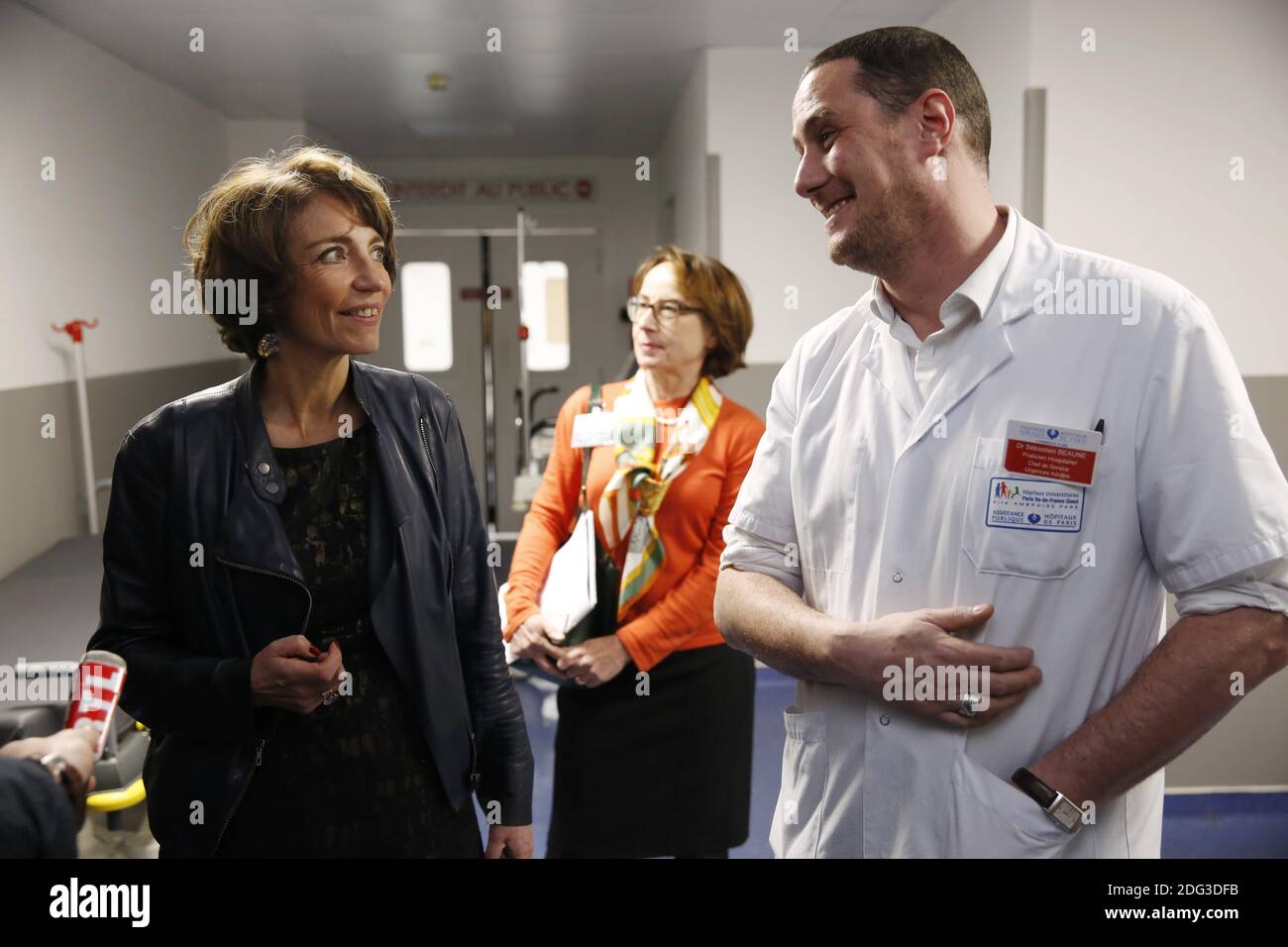 Die französische Ministerin für Soziales und Gesundheit Marisol Touraine wird am 12. Januar 2017 vom Chef der Notaufnahme Sebastien Beaune bei einem Besuch der Notaufnahme des Ambroise Pare Krankenhauses im Rahmen der Grippeepidemie, die das Land heimgesucht hat, in Paris, Frankreich, begrüßt. Foto von Nicolas Tavernier/Pool/ABACAPRESS.COM Stockfoto