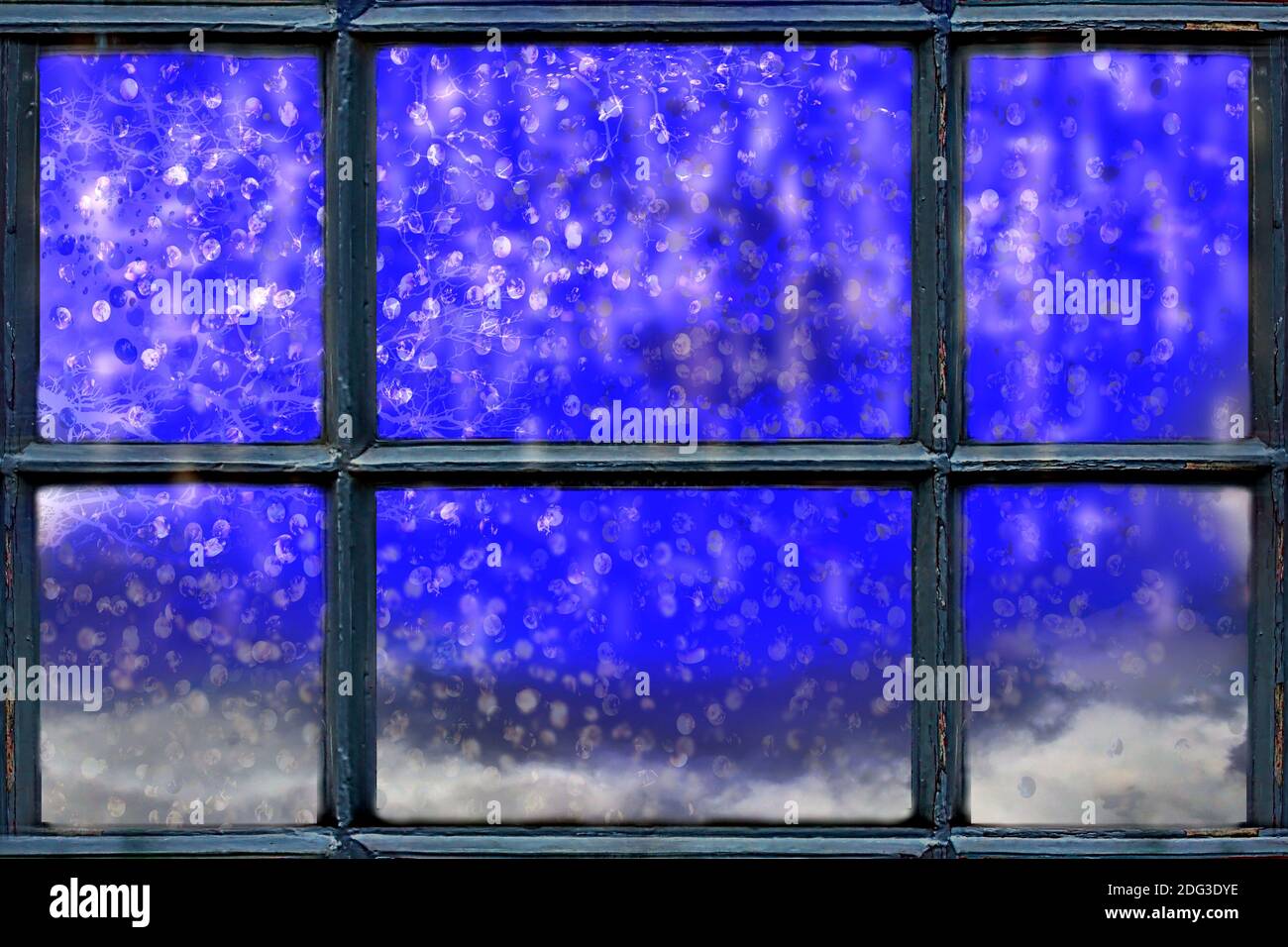 Fallender Schnee vor dem Fenster. Weihnachten Hintergrund. Stockfoto