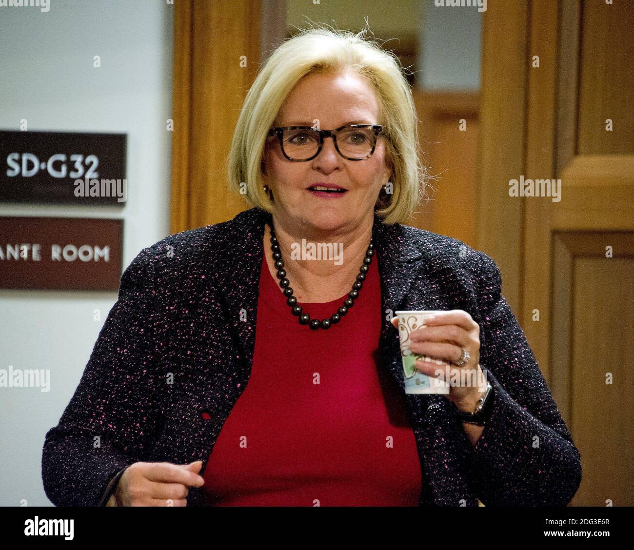 Die Senatorin der Vereinigten Staaten, Claire McCaskill (Demokrat von Missouri), trifft am Donnerstag, den 12. Januar, in Washington, DC, in die Bestätigungsverhandlung des Senatsausschusses der Vereinigten Staaten über die Ernennung des US-Marine Corps General James N. Mattis (pensioniert) zum Verteidigungsminister auf dem Capitol Hill ein. 2017.Foto von Ron Sachs/CNP/ABACAPRESS.COM Stockfoto