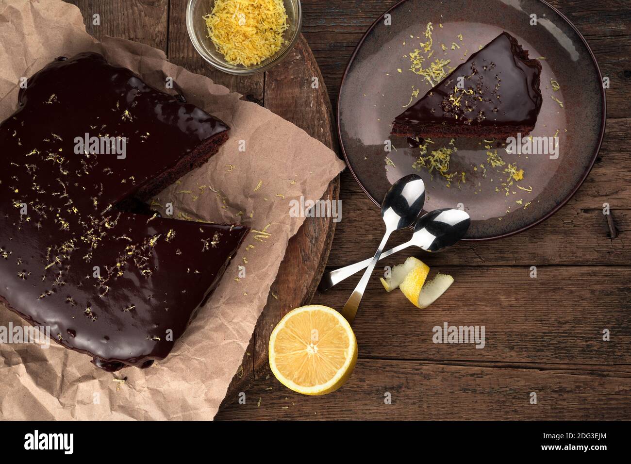 Schokoladendessert, Brownie Pie und Leeson-Späne auf natürlichem Hintergrund. Stockfoto