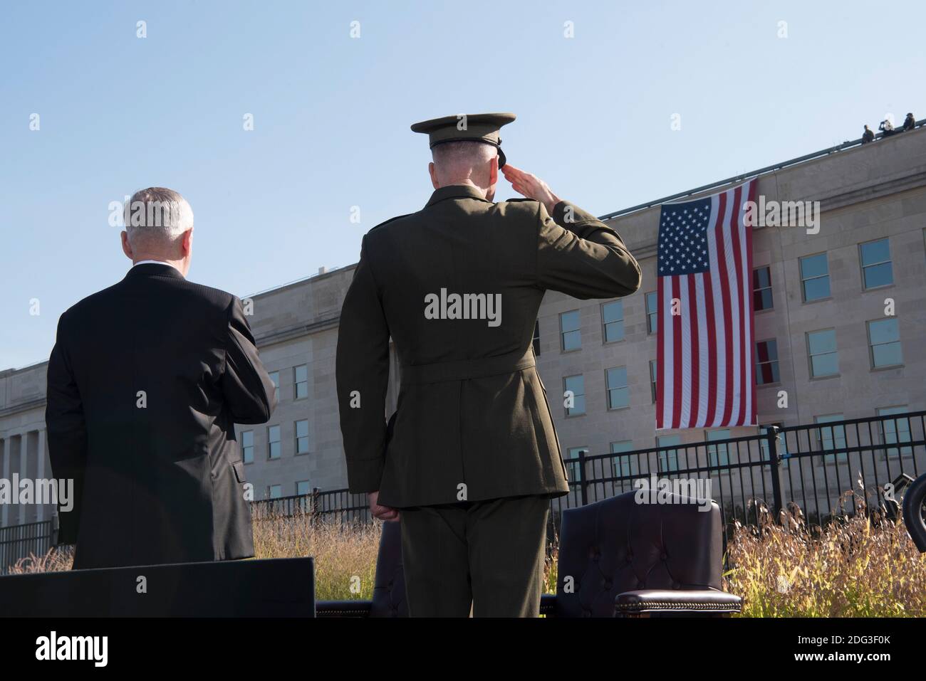 Der US-Verteidigungsminister James Mattis, Linke und der Stabschef Joseph Dunford grüßen die amerikanische Flagge während der Zeremonie 9/11 im Pentagon am 11. September 2017 in Washington, DC. Stockfoto