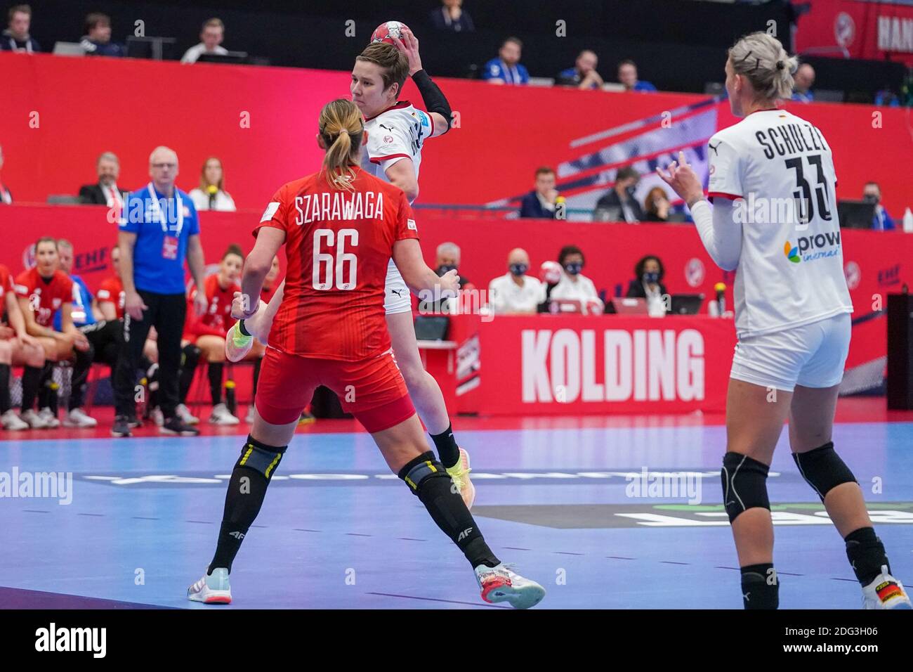 KOLDING, DÄNEMARK - 7. DEZEMBER: Joanna Szarawaga aus Polen, Meike Schmelzer aus Deutschland beim EHF Euro 2020-Spiel der Frauen zwischen Deutschland und Polan Stockfoto