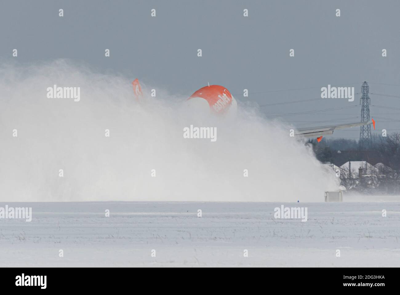 EasyJet Airbus A319 Jetflugzeug hinter einer Schneewolke beim Start vom London Southend Airport nach Alicante. Bestie aus dem Ostwetter Stockfoto