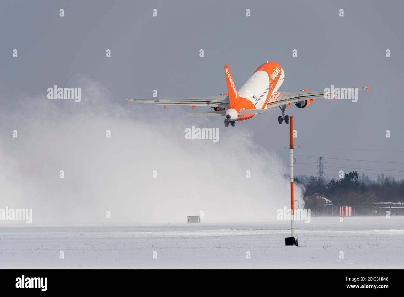 EasyJet Airbus A319 Flugzeug Sanitäranlagen eine Wolke von Schnee, wie er aus London Southend Flughafen Abreise für Alicante. Tier aus dem Osten Wetter Stockfoto