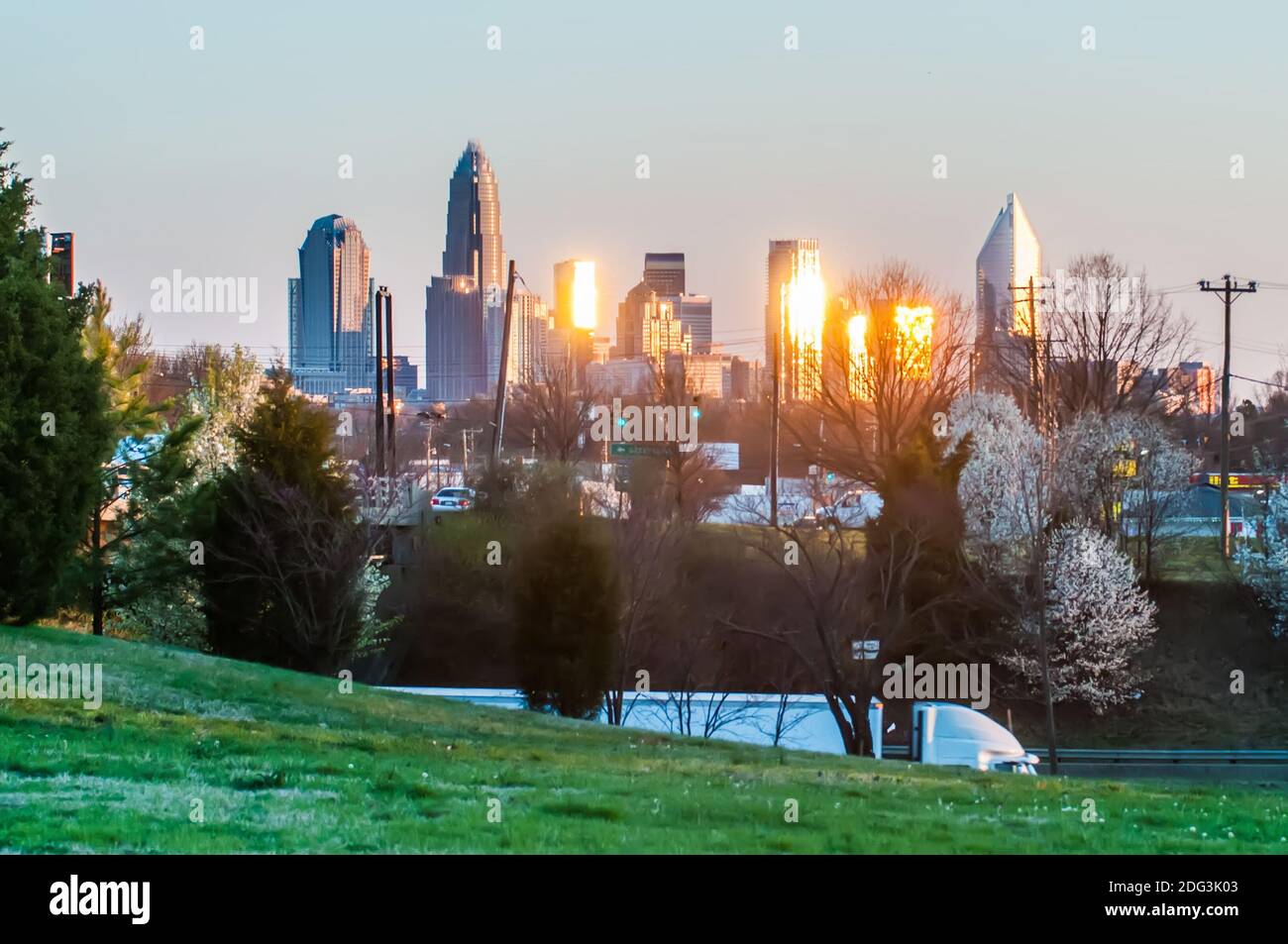 Charlotte Skyline am Abend vor Sonnenuntergang Stockfoto