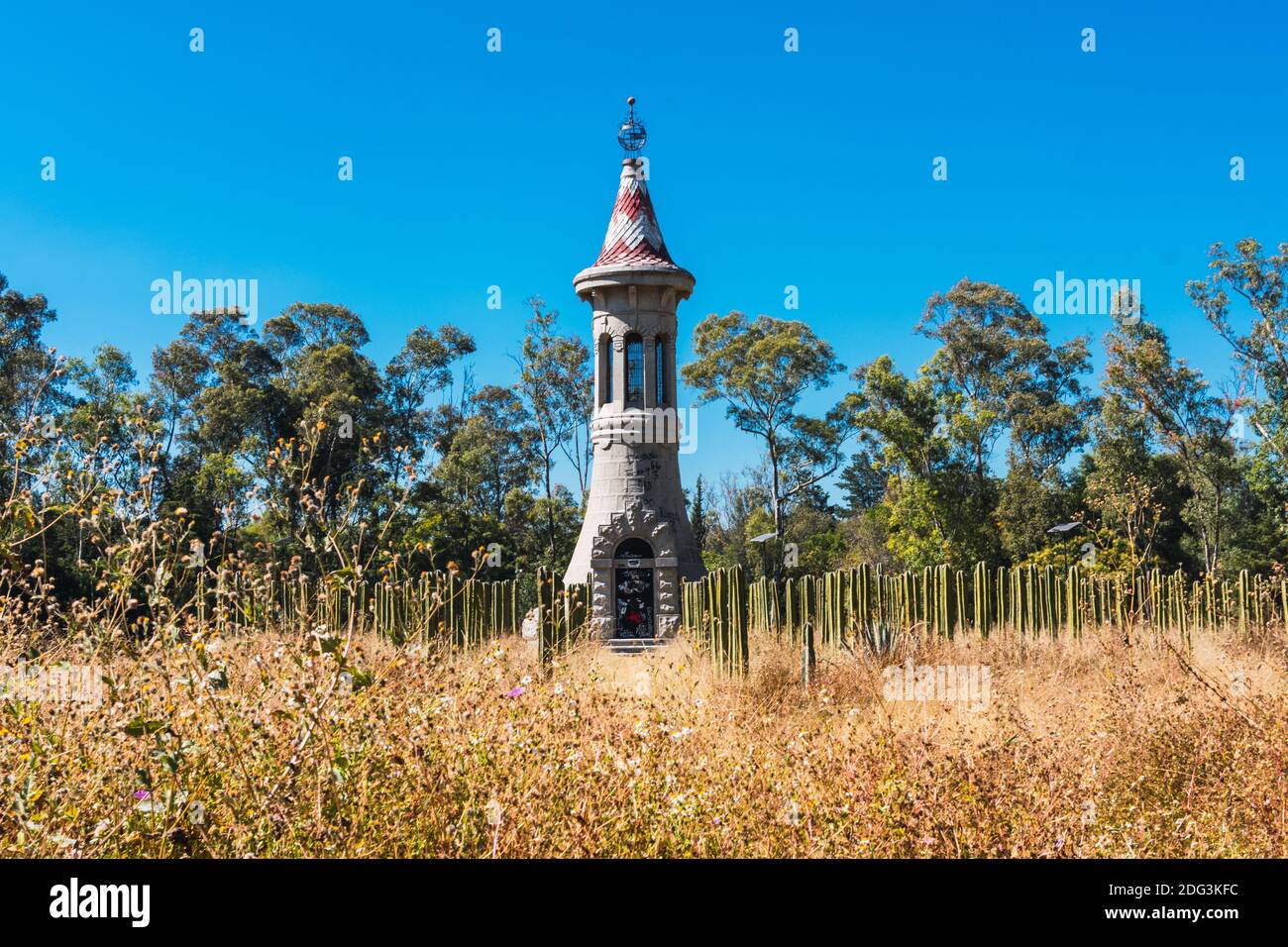 Ein Leuchtturm in der Mitte eines ausgetrockneten Feldes Stockfoto