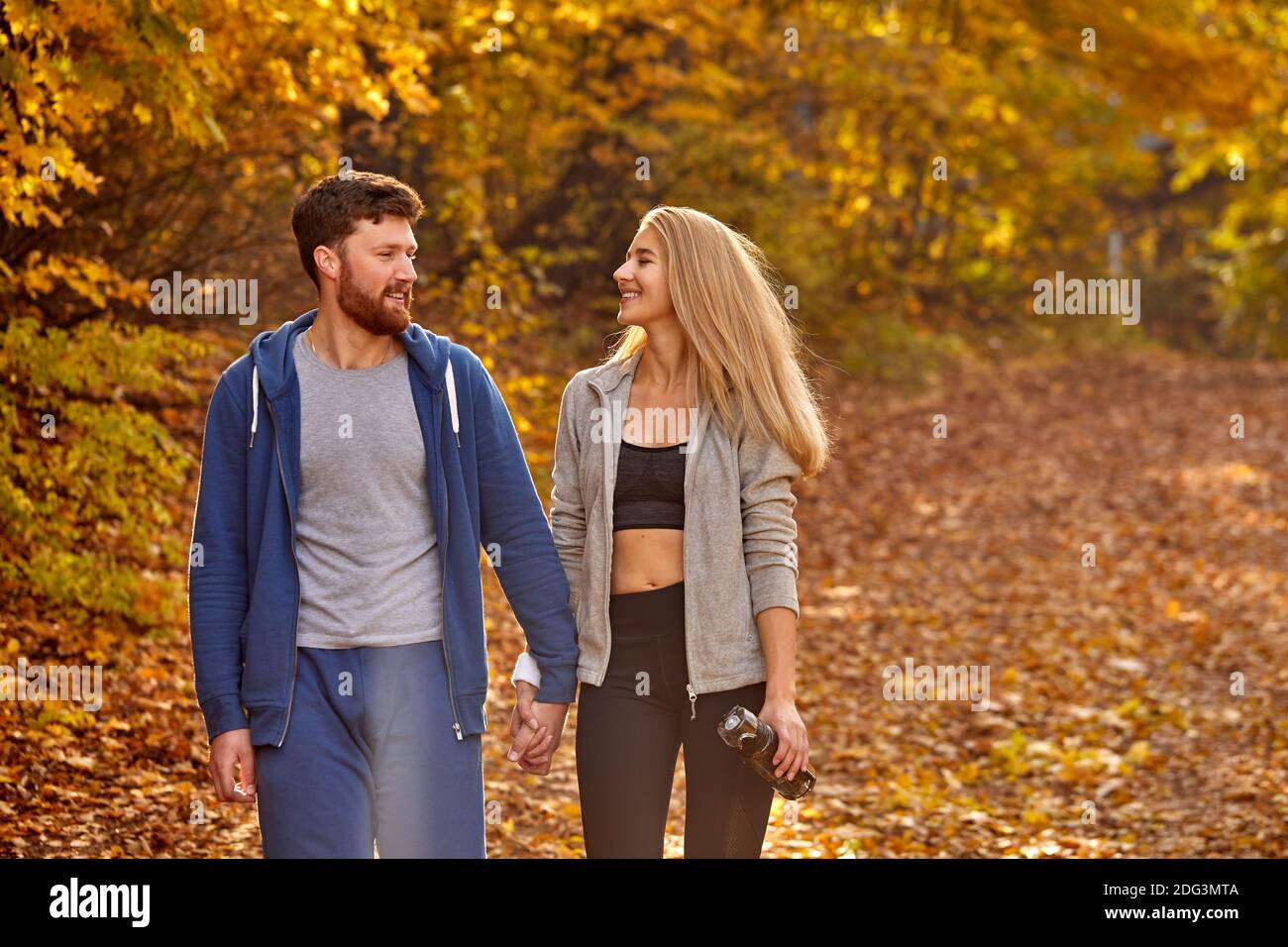 Romantisches junges Paar genießen Spaziergang im Herbst sonnigen Wald, die Natur, gelbe Bäume um. Wandern, Herbstwald, Wandern, Liebe Co Stockfoto