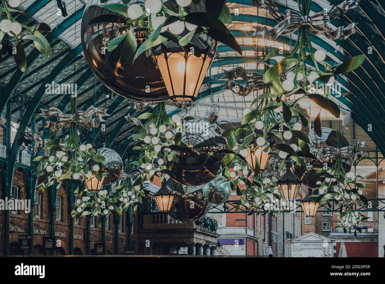 London, Großbritannien - 19. November 2020: Weihnachtsschmuck und riesige Kugeln in Covent Garden Market, einer der beliebtesten Touristenattraktionen in London, Großbritannien. Stockfoto