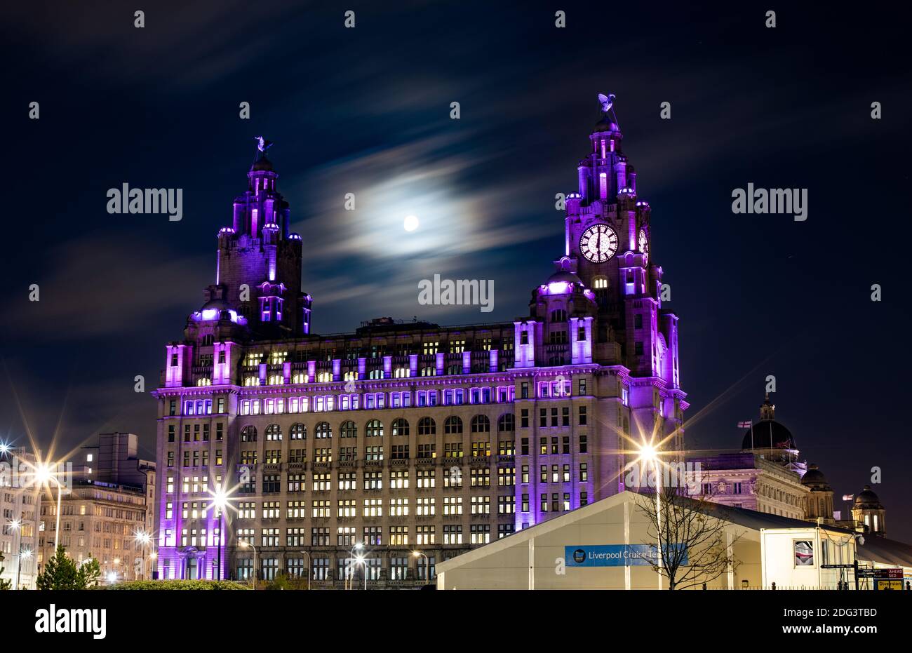 Das Royal Liver Building in Liverpool erstrahlt in verschiedenen Farben Die Nacht Stockfoto