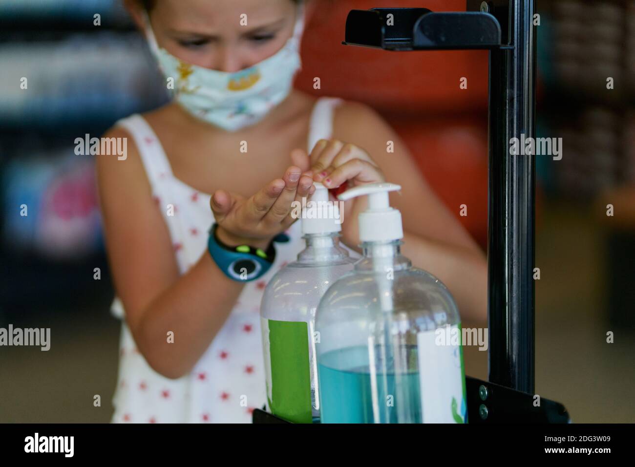 Mädchen Händedesinfektionsmittel Anwendung von flüssigem Gel Desinfektionsmittel reiben Hände sauber Coronavirus Pervention der persönlichen Hygiene in einem Geschäft. Flasche Desinfektionsmittel. Stockfoto