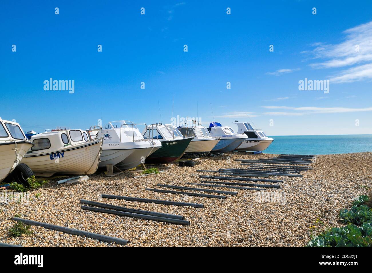Eine Reihe von Booten auf Kiesstrand an einem sonnigen Tag, Eastbourne, East Sussex, England, Großbritannien Stockfoto
