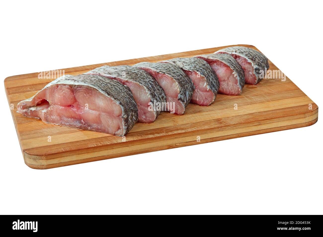Stücke von Silberkarpfen Fisch auf Holz Schneidebrett isoliert auf einem weißen Hintergrund. Stockfoto