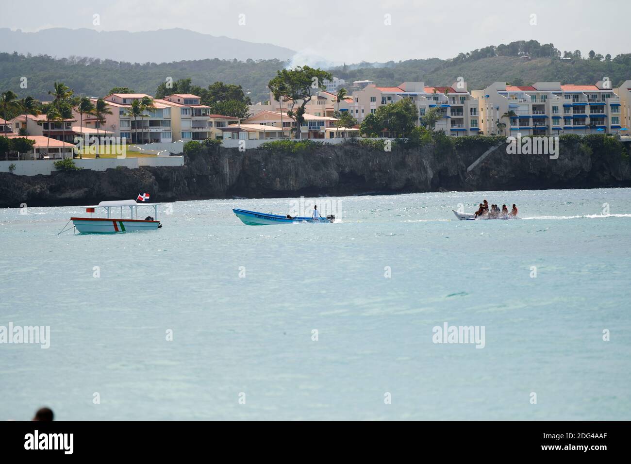 Sonntag ist Familientag am Strand von Sosua Stockfoto