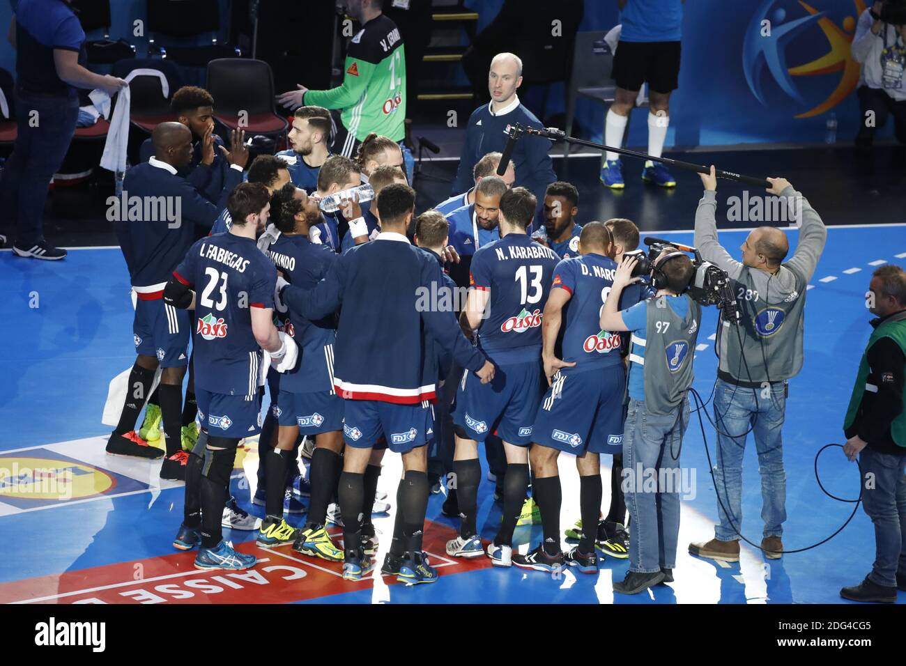 Frankreichs Mannschaft um ihren Trainer Didier Dinart beim Halbfinale der Handball-Weltmeisterschaft 2017 Frankreich gegen Slowenien in der AccorHotels Arena, Paris, Frankreich, am 26. Januar 2017. Frankreich gewann 31-25. Foto von Henri Szwarc/ABACAPRESS.COM Stockfoto