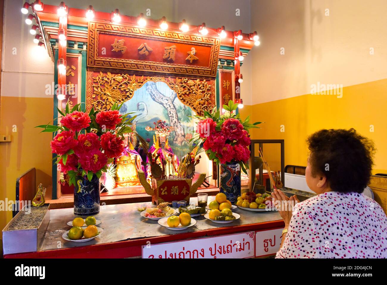 Frau, die im Guan Yu Schrein, Chinatown, Chiang Mai, Thailand betet Stockfoto