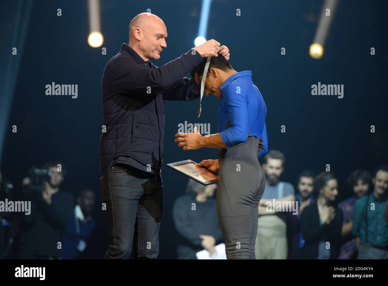 Gaetan Roussel remet une medaille d'argent a Korri Singh Aulakh (Trapeze ballant, Royaume-Uni) Lors du 38e Festival Mondial du Cirque de Demain, au Cirque Phenix, pelouse de Reuilly, Paris, Frankreich, le 29. Januar 2017. Foto Edouard BERNAUX/ABACAPRESS.COM Stockfoto