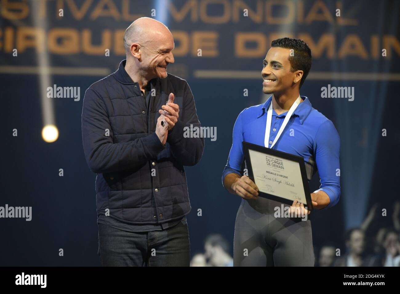 Gaetan Roussel remet une medaille d'argent a Korri Singh Aulakh (Trapeze ballant, Royaume-Uni) Lors du 38e Festival Mondial du Cirque de Demain, au Cirque Phenix, pelouse de Reuilly, Paris, Frankreich, le 29. Januar 2017. Foto Edouard BERNAUX/ABACAPRESS.COM Stockfoto