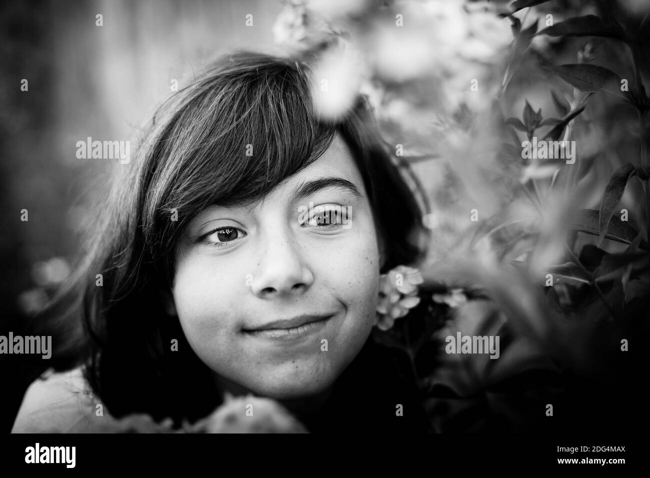 Portrait von teen Mädchen in den Apfelgarten, schwarz-weiß Foto. Stockfoto
