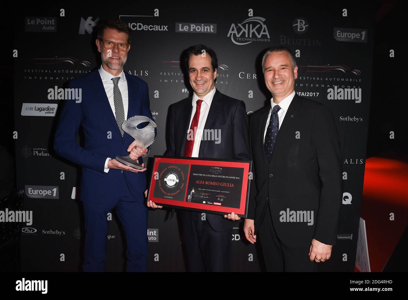 (L) Klaus Busse (Head of Design FCA EMEA, (C) Brand Director Sebastien Perrais, (R) CEO FCA France Jerome Monce erhält den Preis "La Plus Belle Voiture De L'Annee 2016" für den Alfa Romeo Giuilia während des 32. Internationalen Automobilfestivals in Paris, Frankreich am 31. Januar 2017. Foto von Laurent Zabulon/ABACAPRESS.COM Stockfoto