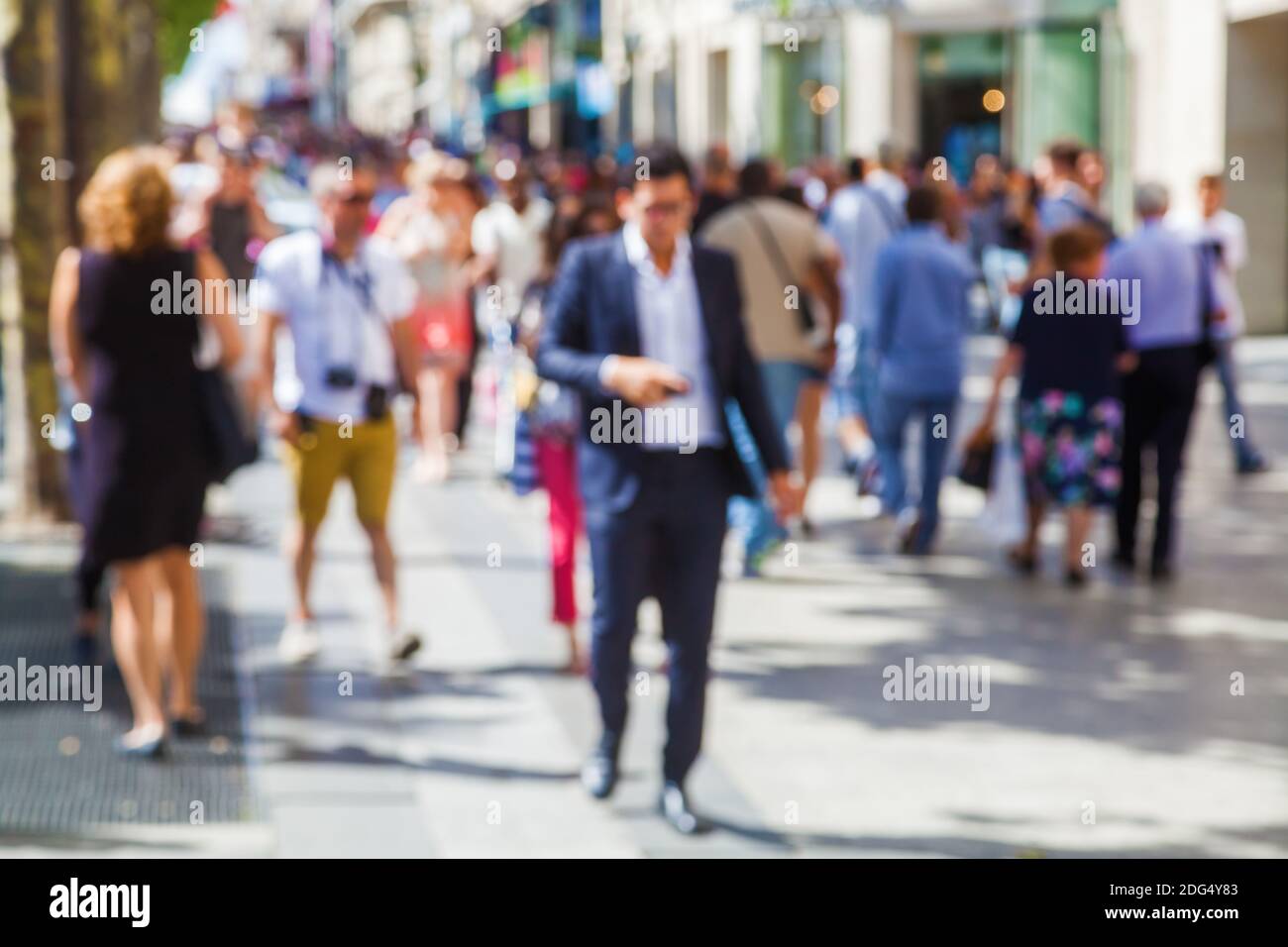 Verschwertes Bild einer Menge von Menschen auf Der Umzug in die Stadt Stockfoto